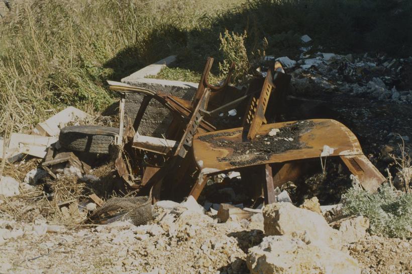 Automobil na otpadu uz put ispred tvornice 