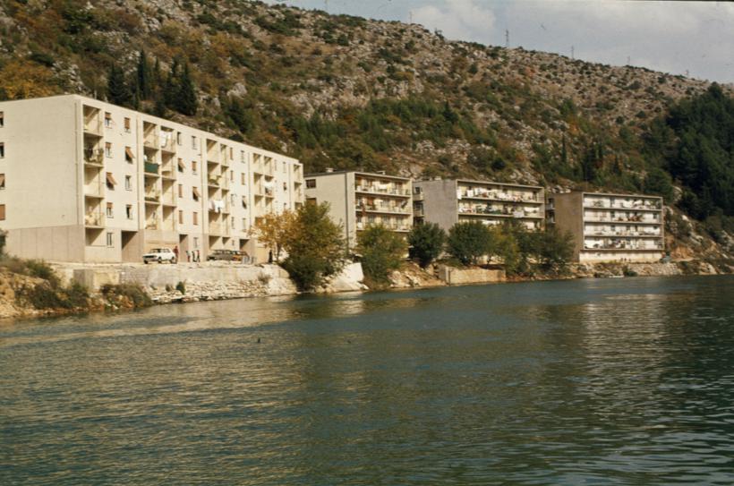 Uz desnu obalu Zrmanje prema Novigradskom moru; uzvodno