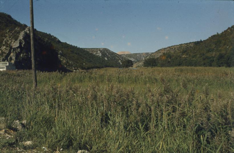 Livada pored Zrmanje; iznad obronaka nasip pored površinskog kopa; izmjena pejzaža; od 