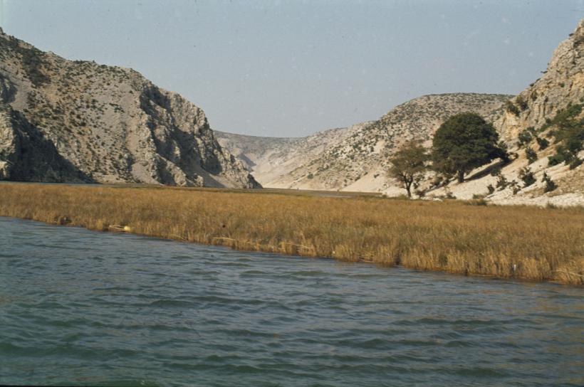 Kanjon; pored plovnog puta nataložen pijesak i pašnjak