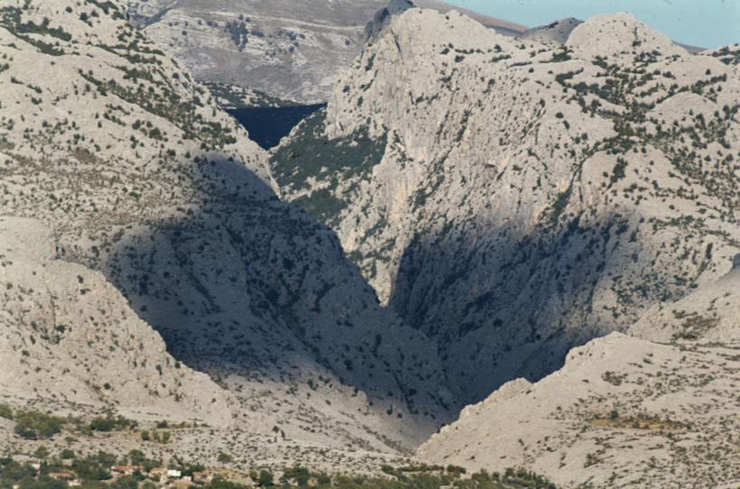 Pogled s mora kroz ulaz u proboj Velike Paklenice