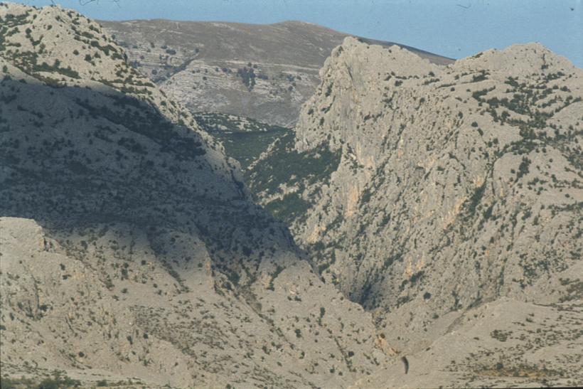 Kroz proboj Velike Paklenice pogled s mora kroz teleobjektiv