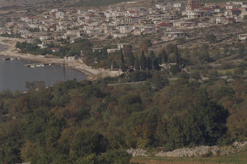 Novi dio, grad betona u podvelebitskom ambijentu