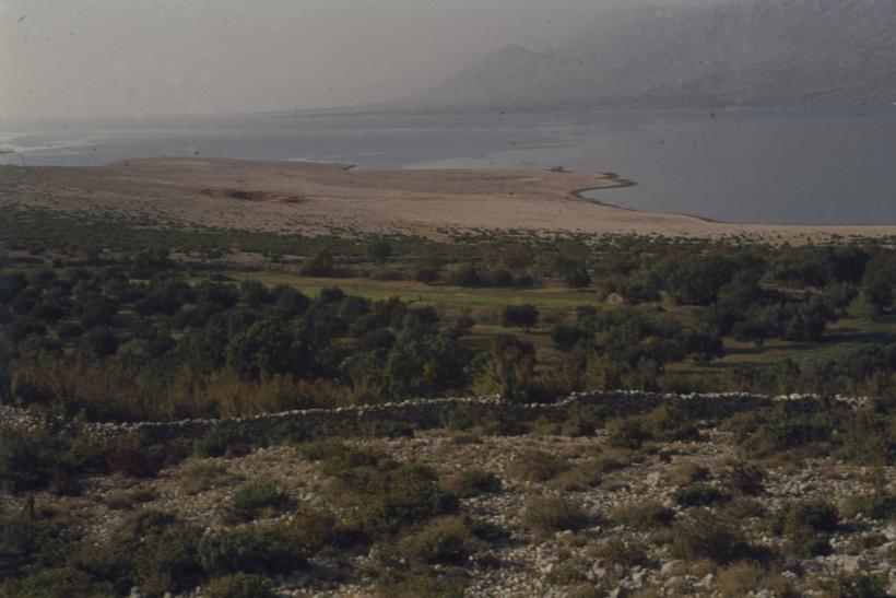 Južno od Rovanjske - jama nakon površinskog kopa pored mora