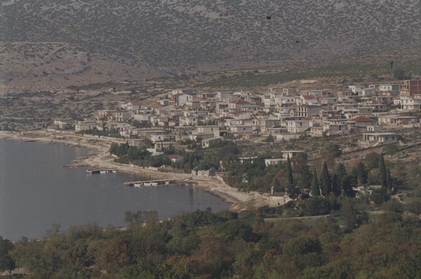 U jugoistočnom dijelu stara arhitektura uklopljena u ambijent  dok u sjeverozapadnom dijelu uplitanje čovjeka u prirodni ambijent -  betonske kuće pod betonskim plažama