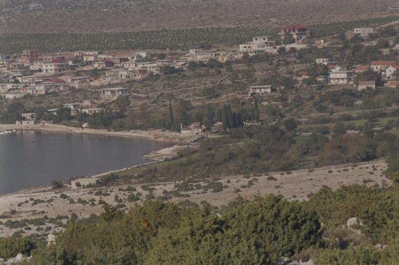 Južna polovina u staroj arhitekturi nenametljivo uklopljena u prirodni ambijent dok na sjeverozapadu vikendice su sklop betona