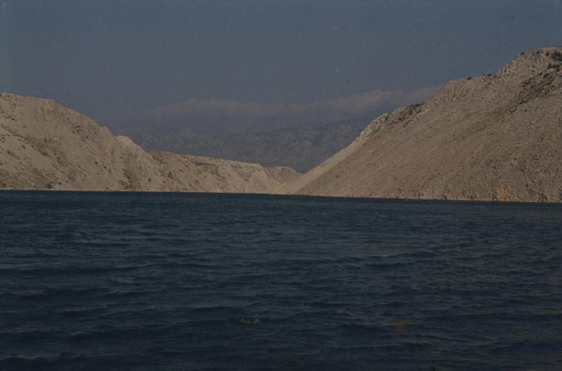 Iz Masleničkog ždrila pogled na Velebit