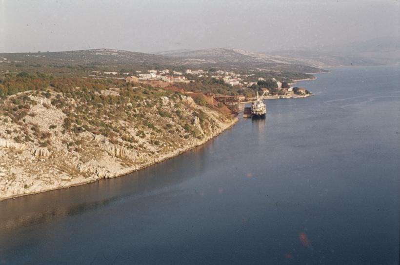 Pogled sa lijeve obale pored mosta na Maslenicu