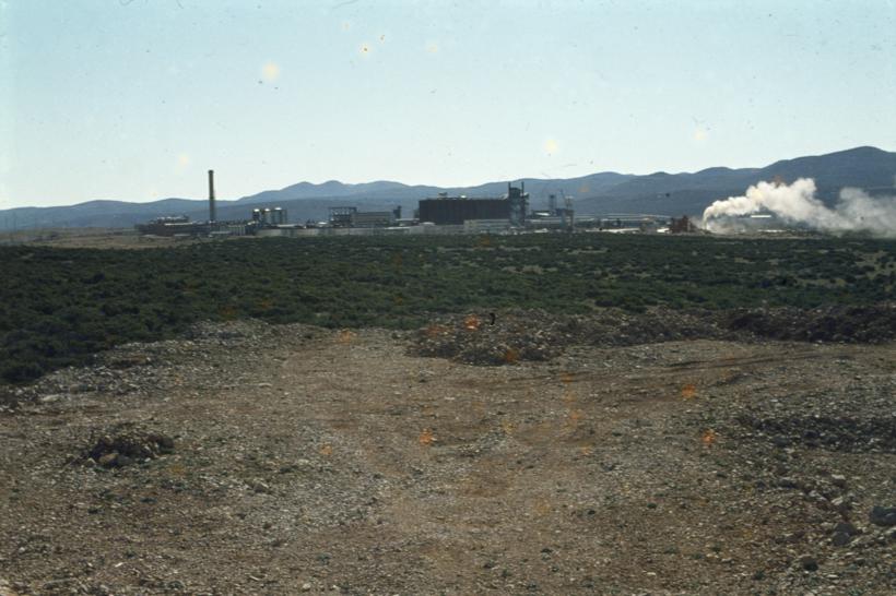 Od bazena pogled na tvornicu Glinice