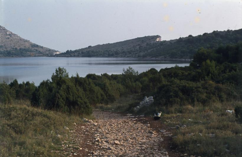 Sa staze od uvale Mir pogled na jezero Mir