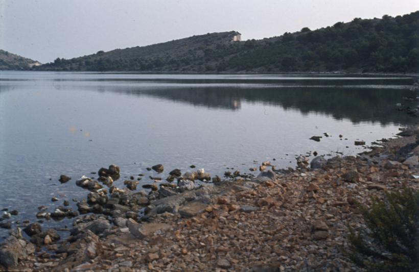 Pored jezera Mir pogled na unustrašnju stranu klifova