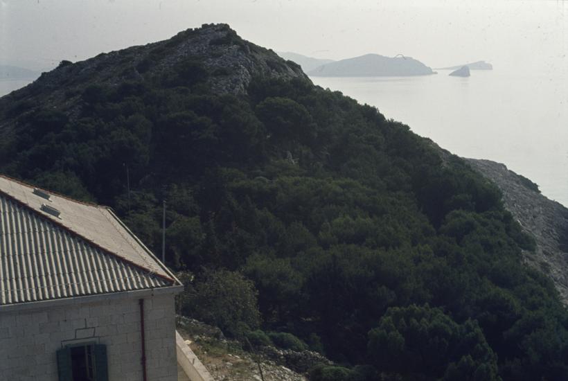 Sv. Sestrice - pogled sa svjetionika na kuću i sam vrh