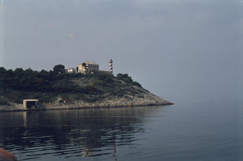 Svjetionik Sestrice u podnožju sa sjeverne strane pristanište