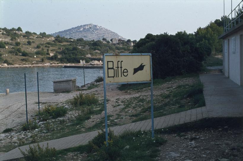 Ispred restorana u uvali Mir