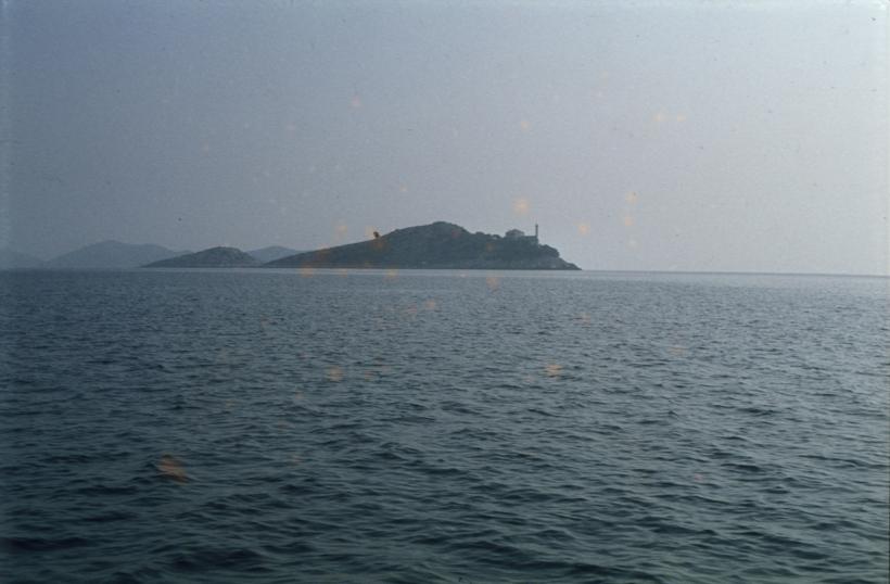 Svjetionik Tajer na Sestricama; pogled od ispod klifova Dugog otoka