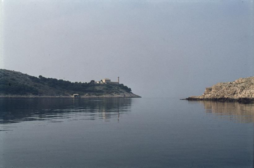 Prolaz između krajnjeg južnog dijela Dugog otoka i Sestrice; Svjetionik Tajer