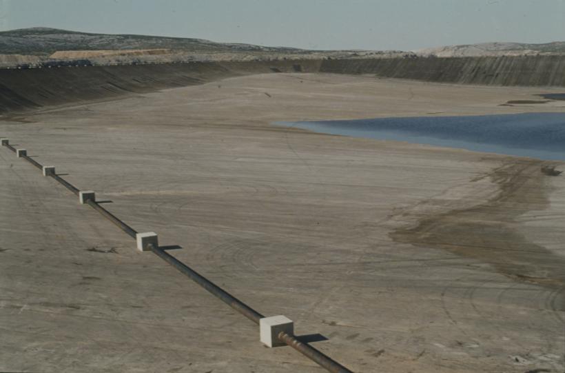 Zapadna taložnica za lužine pogled prema zapadu; odvodna cijev