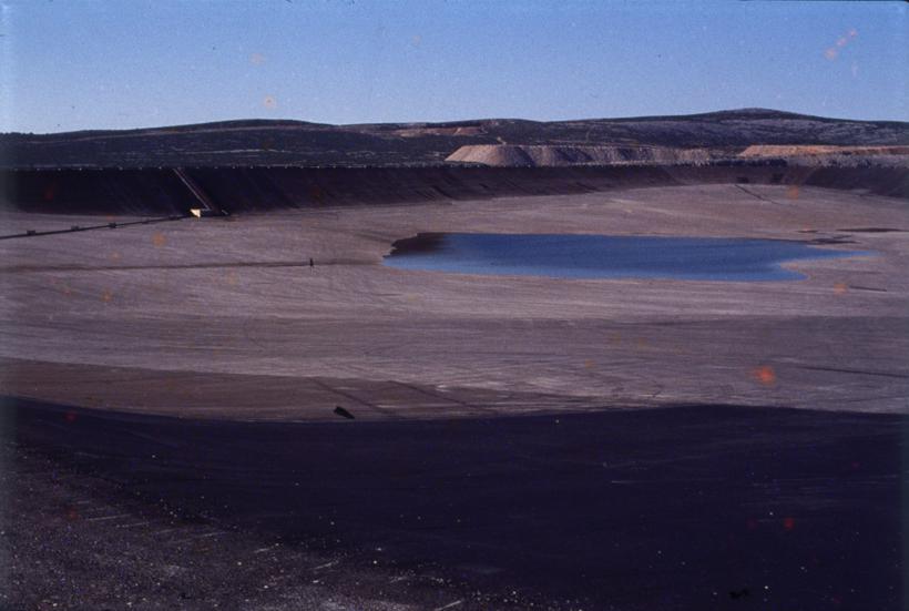 Zapadna taložnica za jaku lužinu pogled prema južnom dijelu bazena i u pozadini nasip, ostaci površinskih kopova