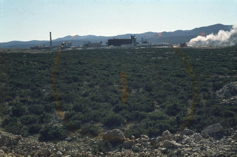 Tvornica glinice gledana od puta prema velikim taložnicama