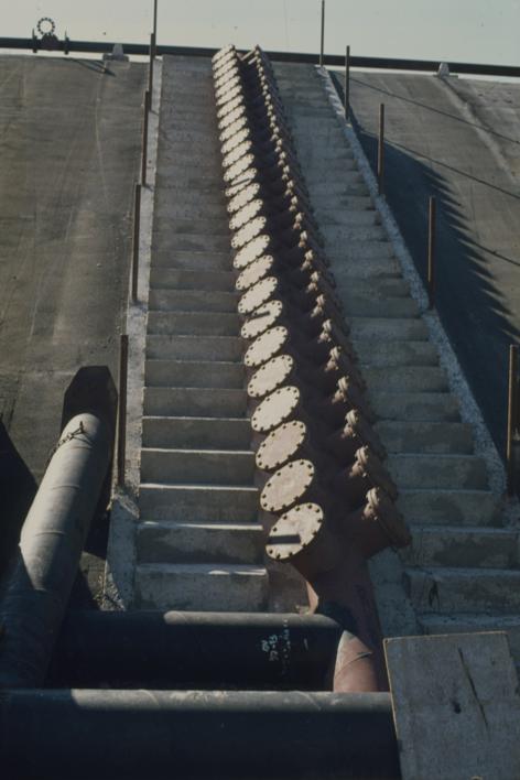 Cik-cak kolektor u istočnom bazenu gledan iz bazena