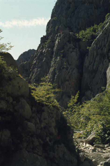 Kroz proboj Velike Paklenice; uspon blizu ulaza