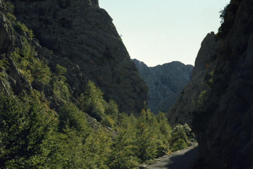 Pogled niz proboj Velike Paklenice