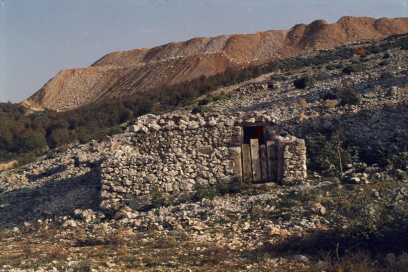 Nasip - ostatak površinskog kopa iznad starog dijela naselja