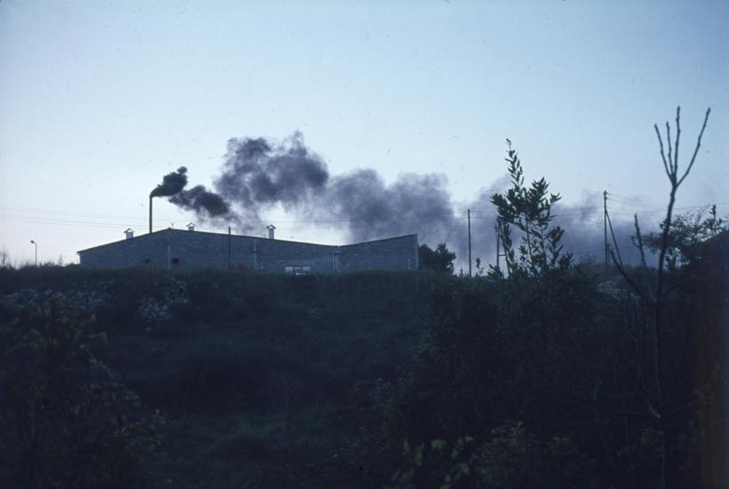 Dimnjak na Kožari; snimano uz zapadni zid starog dijela Gradskog groblja