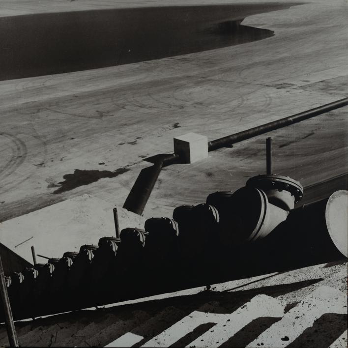 Ispusne cijevi u malom bazenu. Detalj kolektora za sakupljanje lužnatog filtera