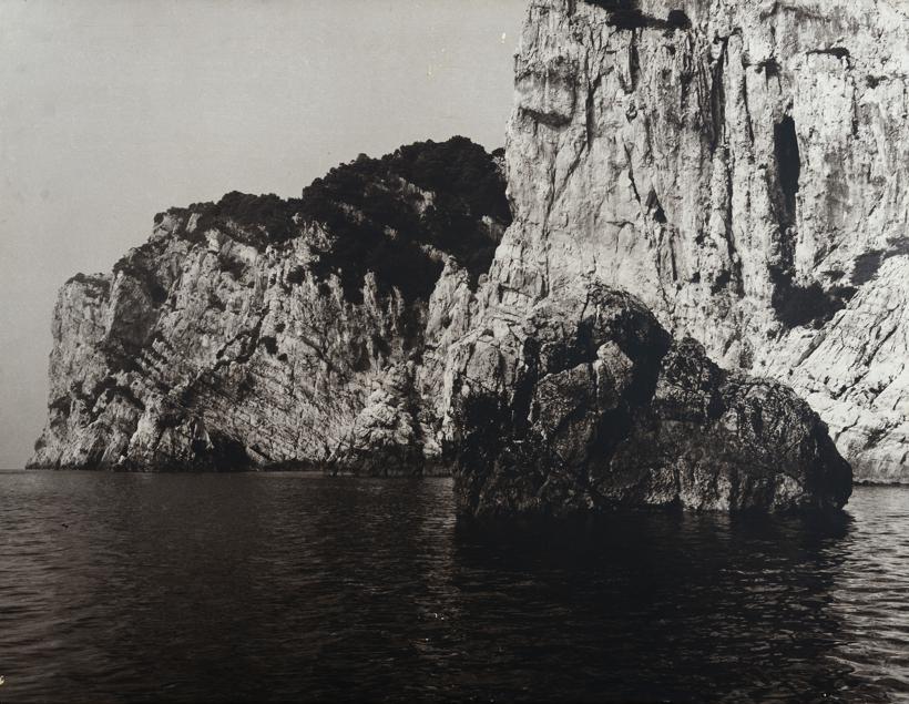 Klifovi vanjska strana jugozapadnog dijela Dugog otoka - hrid