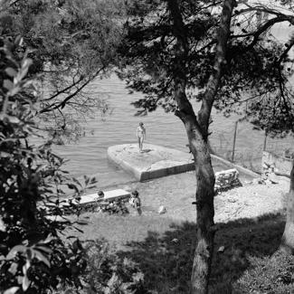 Šaht ispred Doma zdravlja pored plaže