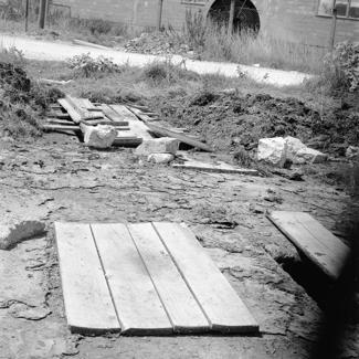 Ispusni kanal Kožare; šaht djelomično pokriven daskama; oticanje do potoka površinsko