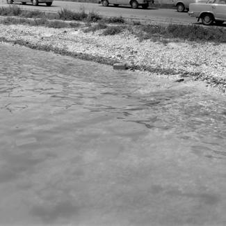 Ispusni kanal Jugoplastike kratkim kanalom u more; ispred ulaza