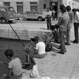 Ribiči ispred ispusta fekalnih voda kod nekadašnje ulice M. Oreškovića - kod mosta