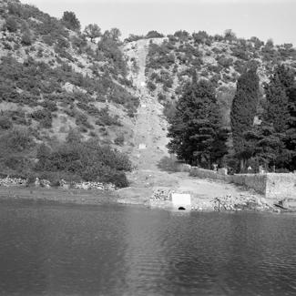 Ispusni kanal fekalnih voda Glinice. Ispust pored zapadnog zida obrovačkog groblja