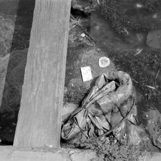 Detalj zagađivanja mora u luci ispred Crvene kuće - pored veza