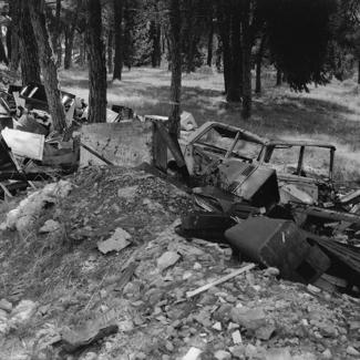 Smeće na hrpama; raskrižje Nin-Borik-Bokanjac. Odbačen automobil. Sakupljeno na hrpe