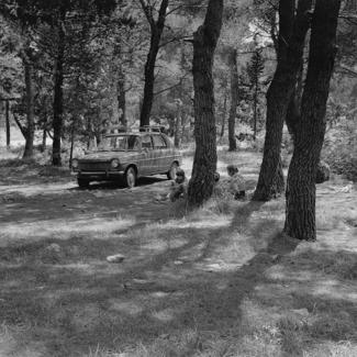 Raskrižje od Nina prema Boriku. Istočno od puta; pored kola turisti i papir na hrpi