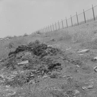 Deponij smeća pored rezervoara za vodu