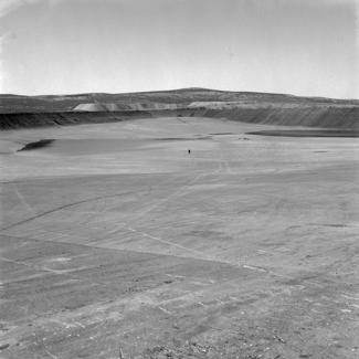 Velika taložnica gledano iz sjeveroistočnog ugla; u centru čovjek zbog odvoza. Površinski kop - pozadina