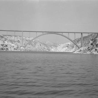 Ždrilo, svjetionik s desne strane prema izlazu u Velebitski kanal