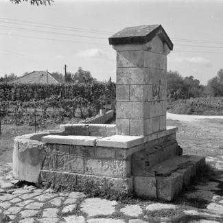 Vrljuga; prema sjeverozapadu klupa za odmor