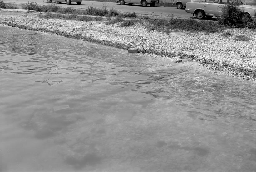 Ispusni kanal Jugoplastike kratkim kanalom u more; ispred ulaza