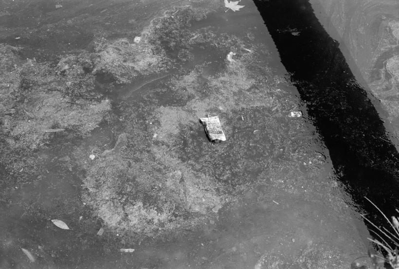 Zagađivanje mora u Jazinama ispred kuće u nekadašnjoj Ul. Nikole Tesle 3