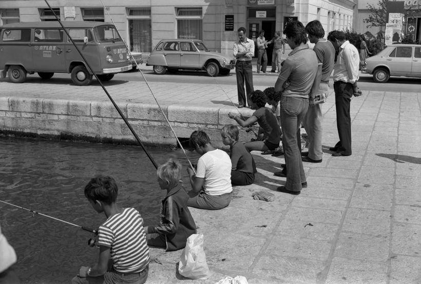 Ribiči ispred ispusta fekalnih voda kod nekadašnje ulice M. Oreškovića - kod mosta