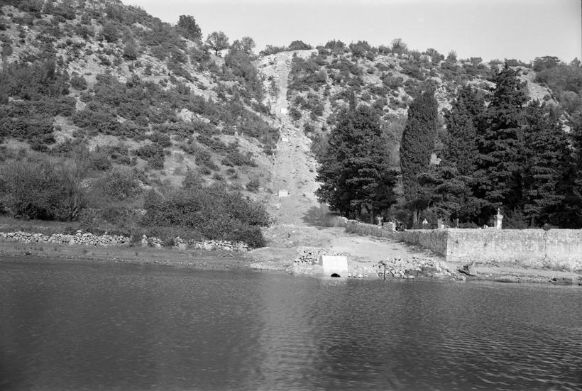 Ispusni kanal fekalnih voda Glinice. Ispust pored zapadnog zida obrovačkog groblja