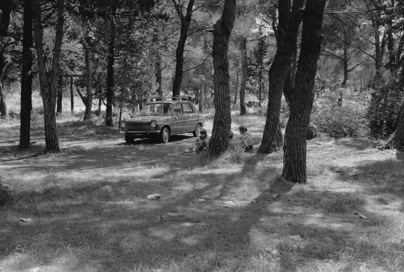 Raskrižje od Nina prema Boriku. Istočno od puta; pored kola turisti i papir na hrpi