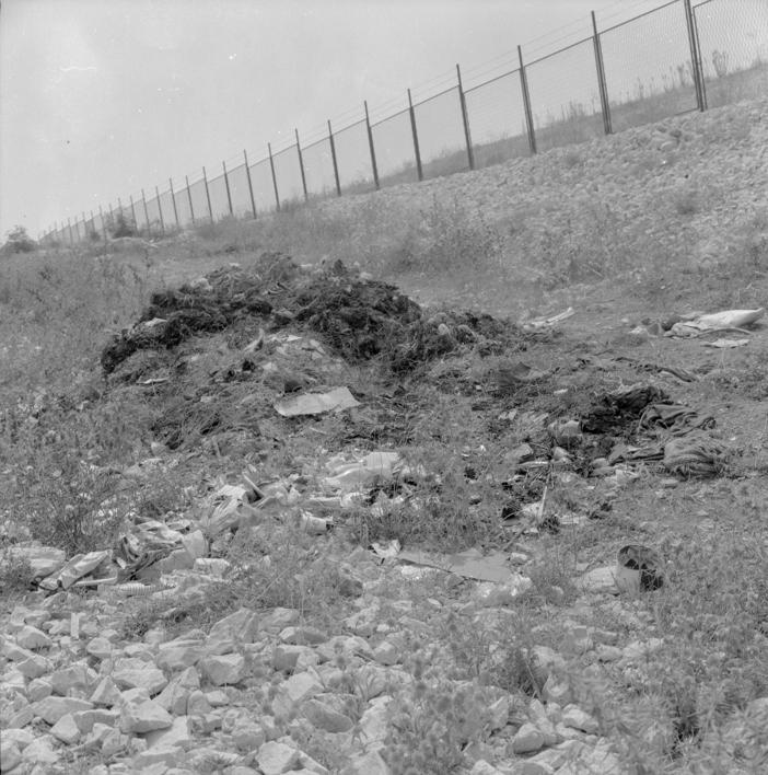 Deponij smeća uz sjeverni zid rezervoara za vodu