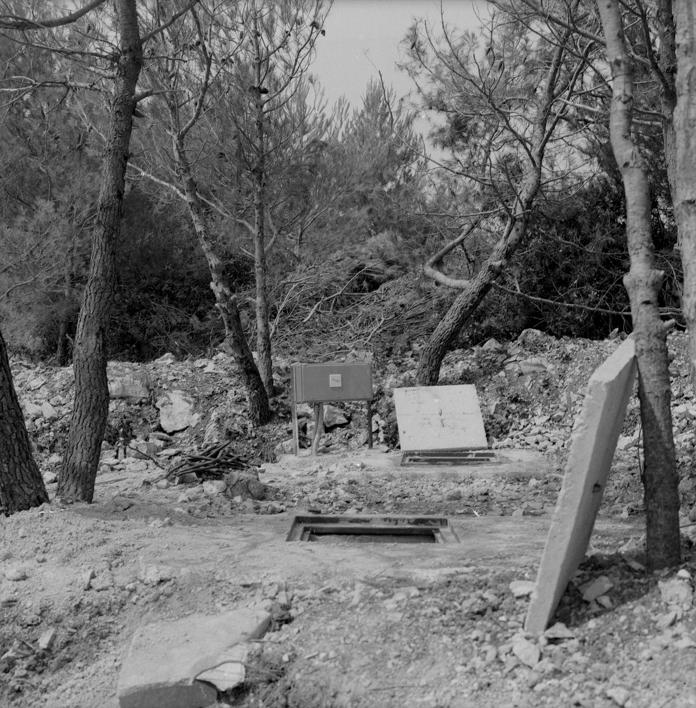 Otpadni građevni materijal u jeku sezone uz sam objekt - restoran bivše spremište brodova