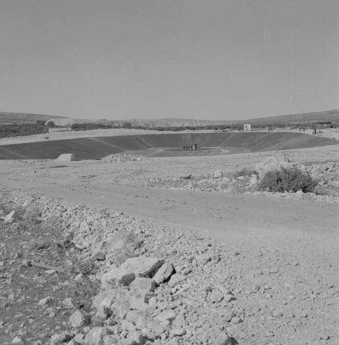 Dnevni bazen gledan s ceste ispred tvornice (od Obrovca)